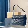 Bolsos de hombro de diseñador Hobo para mujer Bolsos clásicos para mujer Bolso cruzado de cuero Bolso de letras de invierno Bolsos de moda de calle 23 22111812