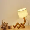 Lampes de table Forme de robot Lampe en bois E27 Titulaire AC 110-240V Tissu moderne Art Bureau en bois Salon d'étude intérieure Veilleuse
