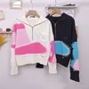 여자 스웨터 디자이너 10013 L 2022 밀라노 활주로 가을 여성 스웨터 롱 슬리브 흰색 검은 풀오버 XUE E4C0 HO4C