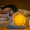 Nattljus 3D Moon Light Astronaut Figurin Dekorativ s￤nglampa Harts f￶r hem sovrum dekoration barn f￶delsedag xmas g￥vor