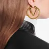 2022 새로운 후프 귀걸이 패션 럭셔리 브랜드 디자이너 간단하고 우아한 서클 V 편지 귀걸이 웨딩 파티 크리스마스 선물 스탬프가있는 우수한 품질의 보석