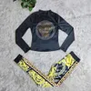 Diseñador de la marca Mujeres Chándales Traje de jogging Cuello alto Conjunto de dos piezas Imprimir Pantalones de jersey negro Traje de dama Trajes de manga larga Ropa de diamantes de imitación 8992-7