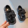 Sneakers Spring Autumn Little Girls Shoes Söt Bow Patent Leather Princess Solid Color Kids Gilrs Dancing Dress E07041 221117