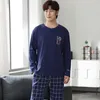 Pijamas do estilo minimalista de roupas de sono masculinas.