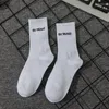 Calcetines de hombre 2 pares de calcetines de tubo medio para hombre Estilo universitario Calle europea y americana Ins Letras Blanco Deportes largos