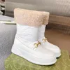 2022 Designer de botas de plataforma Mulher tornozelo de inverno Australia Botas de neve grossa Couro real Botas fofas quentes com tamanho de algodão no tamanho de algodão No428