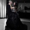 빈티지 블랙 흰색 고딕 A- 라인 웨딩 드레스 계층 주름 스커트 레이스 아플리크 어두운 증기 펑크 의상 신부 가운 드 결혼