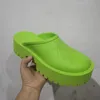 Diseñador de marca de lujo Mujer plataforma sandalias perforadas zapatillas hechas de materiales transparentes moda sexy encantadora playa soleada mujer 35-44