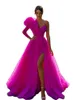 Fuchsia Pink Tulle Prom Kleider Vestidos de fiesta One Sleeve V-Neck geschwollener Organza Arabisch Dubai Formale Abendkleider mit Schlitzfront