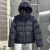 Дизайнерский пальто дамы пуховой шкаф