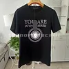 Erkek Moda Erkek Tasarımcı T Shirt Toptan Giyim Siyah Beyaz Tasarımı Madeni Beyaz Tasarım Rahat En Kısa Kollu Asya Boyutu S-XXL