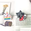 Pins Broschen Cartoon Waschbär Geburtstag Kerze Creme Kuchen Metall Brosche Pins Eco Emaille Lustige Tier Broschen Für Mädchen Geschenk Schmuck dh9Hi