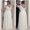 Unik chiffongjuvelhalsring A-Line Plus Size Bröllopsklänningar med pärlspetsapplikationer Korta ärmar Brudklänning