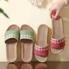 Kvinnliga män blockerar linne inomhus och utomhushem trägolvplattor Anti Summer Four Seasons Linen Open Toe Straw Slippers J220716