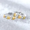 Pendientes de aro encantadores para niñas, dos tonos, tres corazones dorados, deslumbrantes pequeños Huggies, pendientes pequeños encantadores para mujer, joyería Piercing