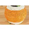 Giocattoli per gatti Dorakitten 1pc Palla giocattolo 2 fori Piume finte Decorazioni Sisal Corda Kitten Masticare Forniture per animali domestici Bomboniere