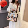 Le magasin a 80% de réduction sur la vente en gros Fenjia imprimé graffiti grande capacité sac fourre-tout portable femmes 2023 nouvelle mode une épaule Messenger