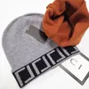 Chapeau en laine brodé de lettres européennes pour hommes, chapeaux tricotés à bord chaud et bouclé, assortis avec tout, Style occidental, tendance, automne et hiver
