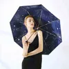 Guarda -chuva à prova de vento trífere e mulher linda céu Golden J220722