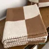 Cobertores de designer Carta Cashmere Lã de lã macio Shawl portátil sofá -cama de lã de lã de malha portátil.