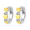 Pendientes de aro encantadores para niñas, dos tonos, tres corazones dorados, deslumbrantes pequeños Huggies, pendientes pequeños encantadores para mujer, joyería Piercing