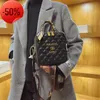 상점은 80% 할인 된 도매 lingge 자수 스레드 백 여자 2023 New Super Fire 핸드백 유명인 Xiaoxiangfeng 단일 어깨 간단한 휴대용