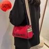 Le magasin a 80% de réduction sur la vente en gros de sac en cuir vibrato 2023 femme nouvelle lettre de mode coréenne Tiktok petite sacoche dame épaule