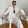 Женские костюмы Blazers Twotwinstyle Элегантный белый пиджак для женщин с длинным рукавом с длинным рукавом туникой сплошной минималистской женской моды весна 221119