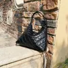 El çantası temizleme toptan yumuşak deri çanta kadın küçük kokusu 2023 Sonbahar ve kış lingge yeni hippi koltuk altı basit moda tek omuz çift sırt çantası