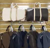 Lyxdesigner Duffel Väskor Väskor Mens Kvinna reseväska Brun Blomma Bagage Kvinnor Crossbody Handväskor stor kapacitet sport utomhus tote 118