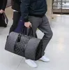 2022 duffel erkek PU Deri tasarımcı seyahat bagaj çantası üzerinde debriyaj erkekler basketbol kılıf 55 50 pvc açık çanta spor çantası 118