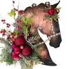 Decoratieve bloemen kerstdecoraties buitentuin krans paardenhoofd dressuur houten deur hangende lente