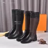 Kvinnans designer L Knee Boots Classic Luxury Martin Half Boot Cowskin Rubber Sole Leather Fashion Women SDGFV