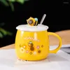Canecas de cartoon abelhas de cerâmica colher de caneca adorável com xícaras de café de capa e ano para bebidas de chá original bonito