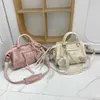 Kadınların En İyi Tasarımcı Çantaları Omuz Çantası Crossbody Bag Tote Sonbahar/Kış Koleksiyonu Yeni Motosiklet Çantaları Doku Deri Taşınabilir Perçin Fabrikası Doğrudan Satışlar