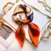 Designer -Gitterdruckblume Imitieren Seidenschal Stirnband für Frauen Mode Langgangsbeutel Schals Paris Schulter -Triebgepäck Ribbon Kopf Wraps 70x70 cm 1Colors