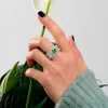 Solitaire ringtrend 925 Sterling Silver S Hand Ornament vrouwelijke groene diamant set met luxueuze geometrische dubbele rij vol 1CT 221119