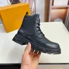 2023 Homme Luxurys Designer Bottes Tricoté Stretch Martin Bottes Cuir Noir Chevalier Hommes Classique Botte Courte Chaussures Casual Semelle En Caoutchouc Sangle Élastique Confort -E155