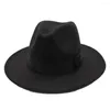 Berets 2022 أزياء متطورة الرجال نساء فيدورا قبعة مع حزام القماش الأسود البالغ بنما الصوف Trilby الحجم 56-58 سم