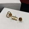 2023 Küpe Tasarımcısı Kadınlar için Tasarımcı Lüks Altın Kalp Şekli İnci Kristal Altın Çift V Mektup 925S Gümüş Takı Klasik 1594123