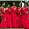 Kırmızı bir omuz denizkızı Afrika Nedime Elbiseleri 2019 Ruffles Bel Aplikes Boncuklu Altın Nedime Elbise Plus Boyutu GU1989164