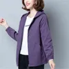 Kvinnors trenchrockar Spring Autumn Windbreaker Kvinnor medelålders Fashion Short Basic Jacket Casual Loose Plus Size Overrock Ladies Tops