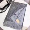 Lenço de caxemira de cashmere feminino lenços de letra completa lenços impressos touch macio envoltórios quentes com etiquetas outono shawls longos de inverno 6 cores são opcionais