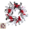 Dekorativa blommor julbär krans konstgjord hängande vinterrött plagg med grenar för festliga festdekorationer