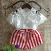 Set di abbigliamento Vestiti per ragazze Set estivo per bambini Pizzo bianco con spalle scoperte Manica corta Top da principessa Pantaloncini a righe rosse 2-8 anni