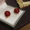 Creolen in den gleichen Tiktok Red Peas Buttons-Farben und zwei Farben.