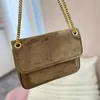 28cm niki zincir messenger omuz çantası kadın çanta çanta çanta moda mektupları altın donanım manyetik toka iç fermuarlı cep klasik flep crossbody çanta