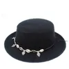 Berets 2023 Autentiska män Kvinnor Flat Top Hat Friend Party Wool Trilby Fedora Fascinator Storlek 56-58cm