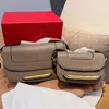 Сумма для шлифования мешки по кроссовым сумочкам сумочка кошельки подлинная кожа внутри модных букв Золотые аппаратные аппаратные сумки для мессенджера. Два размера два размера