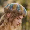 2022 nuovo stile berretto di lana di colore in collisione alla moda casual autunno e inverno calore addensare cappello da artista scozzese